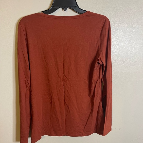 Garnet Hill Women's Rust V-Neck Essential Long-Sleeve Tee Medium - Picture 5 of 5
